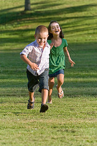 2名跑步和玩耍的幼儿图片