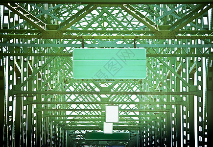 抽象模式的绿色桥梁上的绿色路标标志背景图片