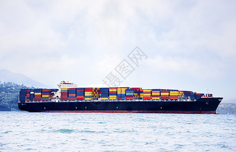 载体装在水中的大型货轮 载运多彩运输集装箱背景