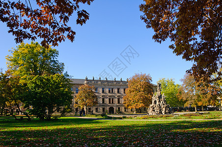 Erlangen 德国秋季蓝天树木城堡叶子大学绿色黄色红色公园天空图片