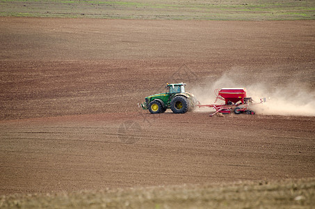 田地里的拖拉机收成季节驾驶工业植物乡村农民地球农业国家图片