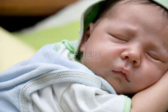 新生儿睡觉婴儿男生童年睡眠毯子后代家庭蓝色说谎场景幸福图片