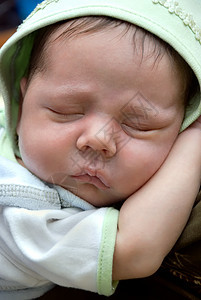 新生儿睡觉婴儿睡眠后代毯子说谎孩子家庭男生童年蓝色生活图片