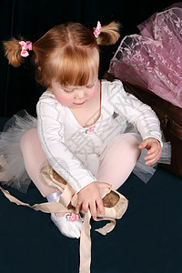 芭蕾女女性戏服裙子紧身衣演员红发粉色配件白色马尾辫图片
