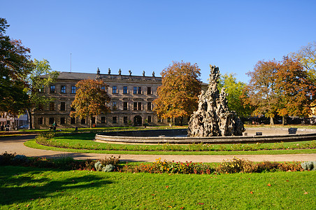 Erlangen 德国秋季树木黄色绿色公园天空红色叶子蓝天城堡花园图片