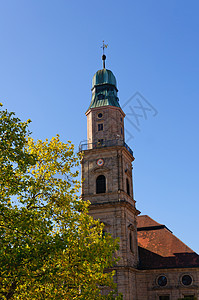 Erlangen 德国秋季钟楼尖塔尖顶天空教会蓝天叶子黄色教堂绿色图片