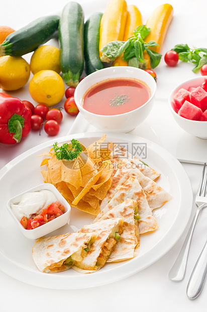 原墨西哥玉米饼粉末午餐鳄梨面包蔬菜营养奶油盘子凉菜香料筹码图片