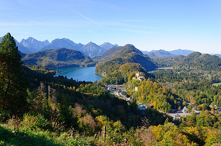 城堡和阿尔卑湖蓝天山脉建筑观光历史叶子尖塔景观旅游游客图片