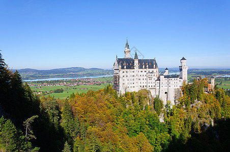 纽施旺斯坦城堡尖塔之路游客天空旅行城市旅游叶子蓝天文化遗产图片