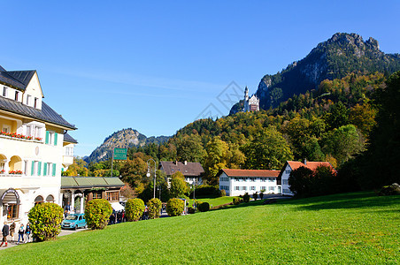 纽施旺斯坦城堡和村游客之路旅行山脉风景观光建筑尖塔蓝天景观图片