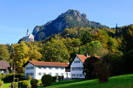 纽施旺斯坦城堡和村尖塔风景游客之路景观历史山脉文化遗产旅行建筑图片