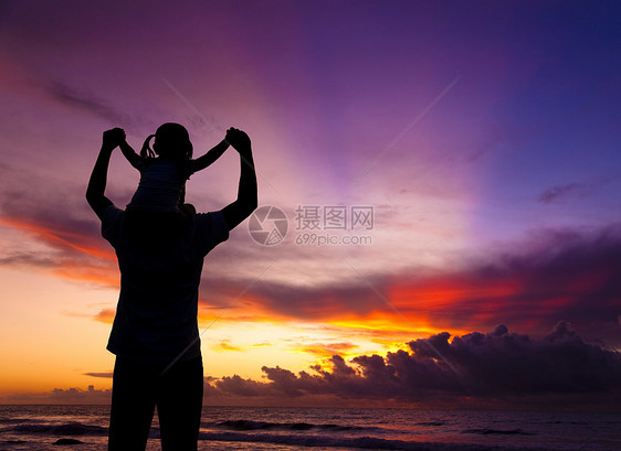 家人在海边看日出时的轮廓家庭肩膀日落阳光女孩生活乐趣喜悦父母父亲图片