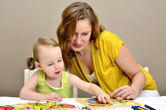 小女孩和妈妈玩儿儿游戏儿童拼图女性童年情绪化家庭闲暇喜悦母亲幸福育儿乐趣图片