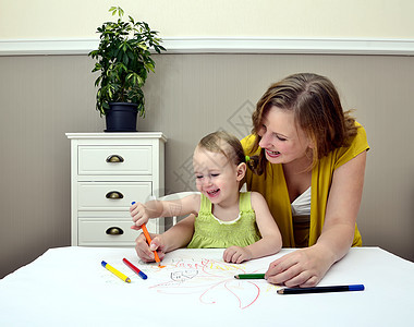 母亲和儿童绘画女士妈妈学习乐趣女孩幸福父母育儿幼儿园女儿图片