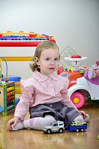 小女孩在房间里玩玩具 玩车的钢琴立方体娃娃汽车喜悦孩子游戏儿童女孩女儿图片