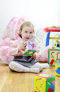 小女孩在有玩具的房间里乐趣童年游戏幼儿园喜悦育儿孩子电子钢琴立方体图片
