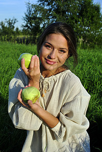 穿着衬衣 拿着苹果的女孩女性微笑水果绿色亚麻女士食物衬衫图片