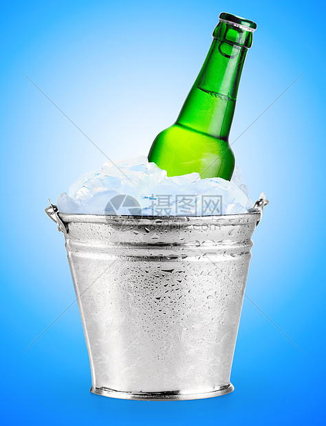 冰中的啤酒反射蓝色正方形玻璃立方体金属瓶子酒吧酒保饮酒者图片