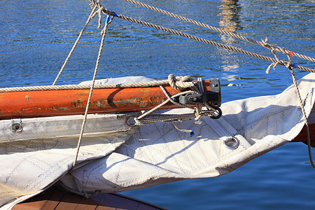 一条旧渔船在木材外航行的详情港口海洋巡航甲板旅行金属电缆钻机木头船运图片
