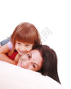 年轻母亲和小胖子在床上拥抱女儿父母女孩家庭说谎女士乐趣生活妈妈孩子图片