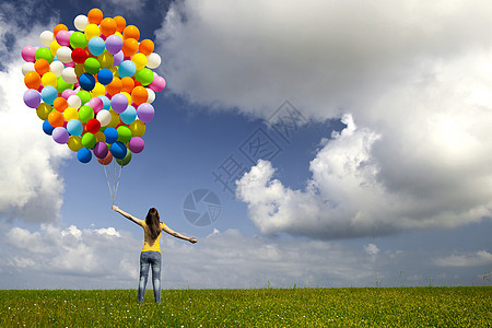 有彩色气球的女孩女性闲暇喜悦波动享受活力飞行天空旅行蓝色图片