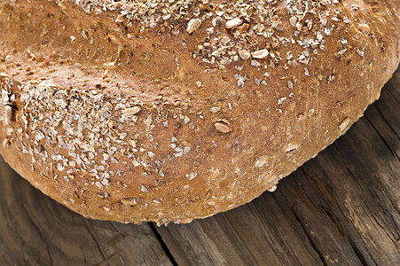 健康的整个小麦面包     特写浅浅的田地深度脆皮营养工作室化合物碳水早餐饮食糕点纤维美食图片