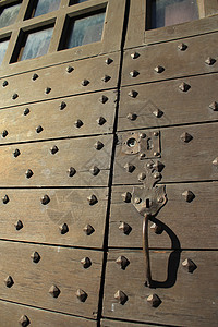 旧旧门装饰品历史仓库堡垒木头螺栓雕刻锁孔框架城堡图片
