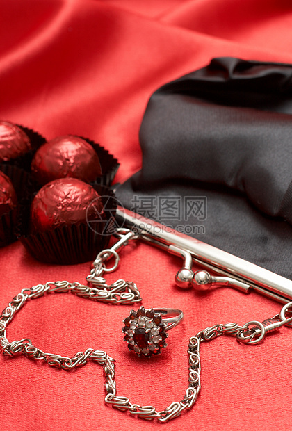 带有巧克力的情人礼物丝绸烹饪把手珠宝装饰首饰石榴石金子庆典订婚图片
