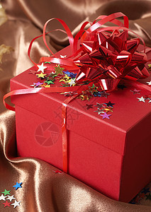 带弓和星星的红礼盒惊喜纸盒派对包装生日纸板正方形庆典展示金子图片