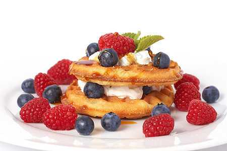 比利时果浆和奶油华夫饼营养薄荷叶奶制品晶圆味道饮食浆果盘子蓝色早餐图片