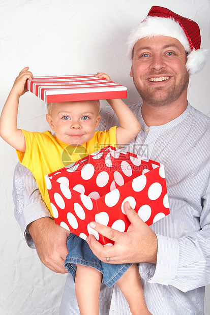 和父亲一起过圣诞的宝贝男孩男生家庭庆典金发女郎蓝色微笑爸爸衣服帽子男人图片