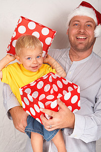 和父亲一起过圣诞的宝贝男孩金发女郎头发男人家庭展示爸爸男性金发礼物衣服图片