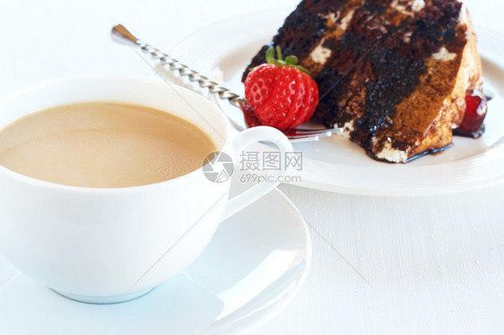 黑森林蛋糕和咖啡的切片图片