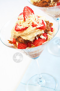 草莓和马斯卡波奈蒂拉米苏奶油饼干巧克力浆果工作室蛋糕甜点水果玻璃咖啡图片