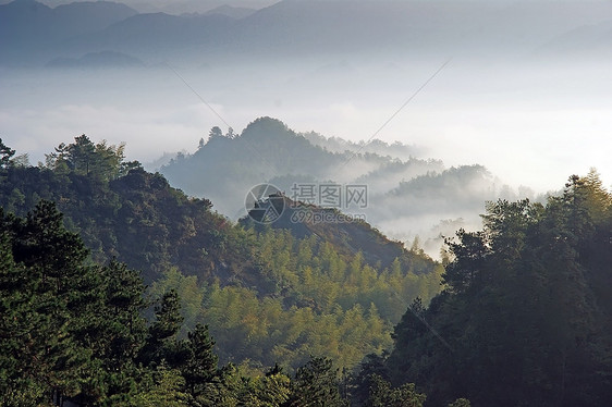 中国广西源县的美丽风景 山丘和云 中国芦苇生态环保旅游绿色山脉图片