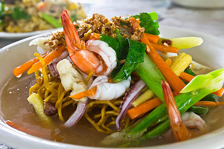 黄面海鲜乌贼蔬菜盘子食物面条美食红色餐厅绿色午餐图片