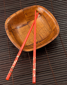 红筷子用具木头杯子餐具用餐红色食物棕色餐厅竹子图片