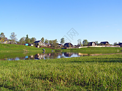 沿海河沿岸村村林地房子风景国家支撑天空溪流村庄生态水域背景图片