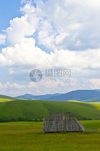 山谷和旧木棚房子绿色木头天堂场景土地天空地平线草地乡村图片