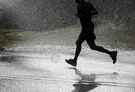 在热中奔跑生活竞赛跑步慢跑者竞争运动男性背光闲暇活动图片