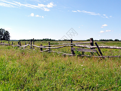 秋天田地上的旧围栏图片