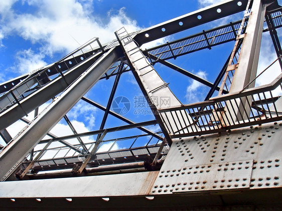 穿越小河的铁路桥旅行螺栓运输平行线径流建筑跨越边缘领带速度图片