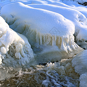 冬季河水流森林季节寒意木头场景天空孤独雪景流动风景图片