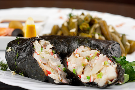美味的鱼盘椰子蔬菜细绳韭葱海鲜奶油胡椒鱼片桌子午餐图片