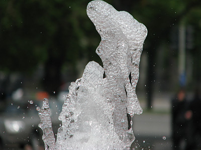 泉水喷泉草稿溪流井口自来水厂流动灯泡喷射白色倾盆大雨图片