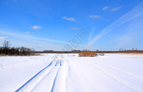 穿过田野的冬季道路图片