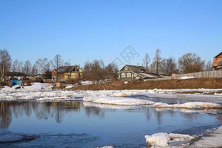 河上冰雪的驱动力城市寒意乡村风景寒冷海岸太阳天气季节房子图片