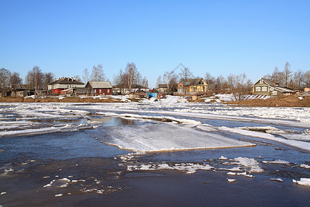 河上冰雪的驱动力海岸太阳寒冷蓝色寒意风景季节乡村小屋天气图片