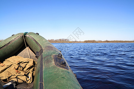 湖上橡胶船图片