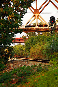 铁路桥下的铁路图片